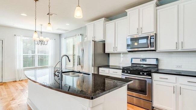 Building Photo - 2215 Capulet St