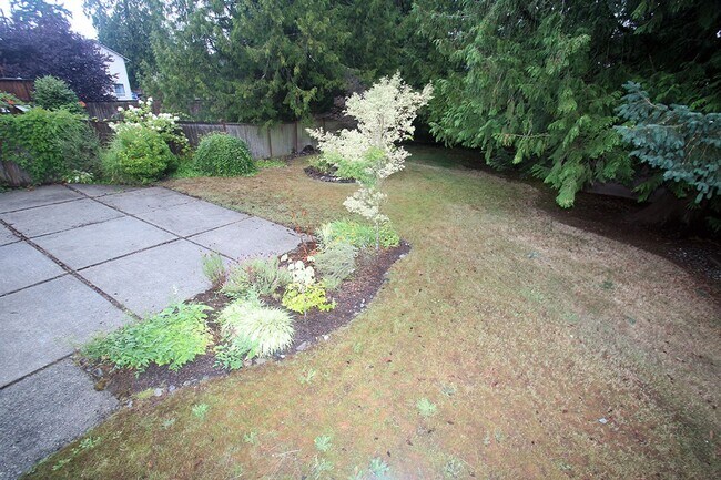 Building Photo - MOUNTLAKE TERRACE 3 BED, 2 BATH HOME FOR R...
