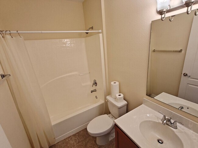 Building Photo - Charming & Modern 3-Bedroom Home with Bright Open Layout!