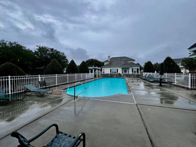 Building Photo - Stunning Castleton Condo