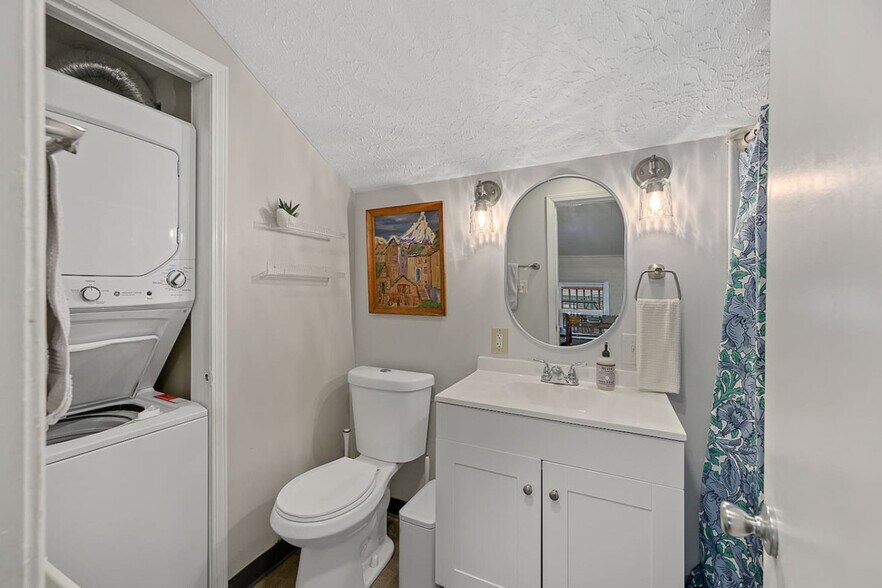 Building Photo - 5651 Ridge Ave