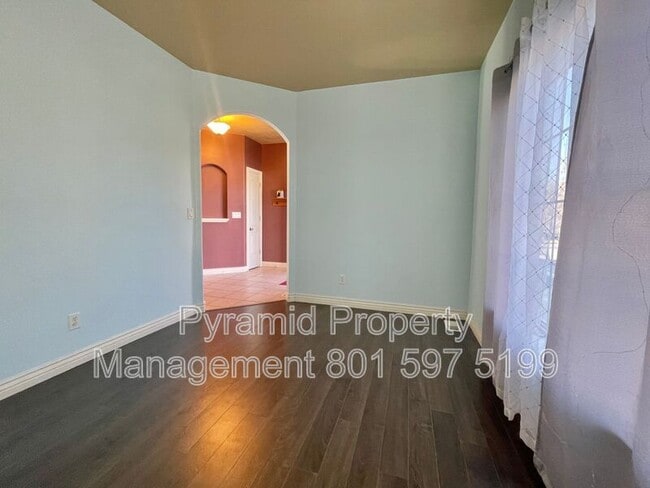 Building Photo - 2896 E Lookout Dr