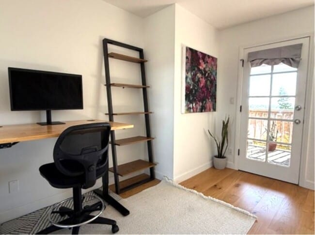 Building Photo - Furnished Multi-Level Townhome in South Redondo Beach – Available for 6–12 Months
