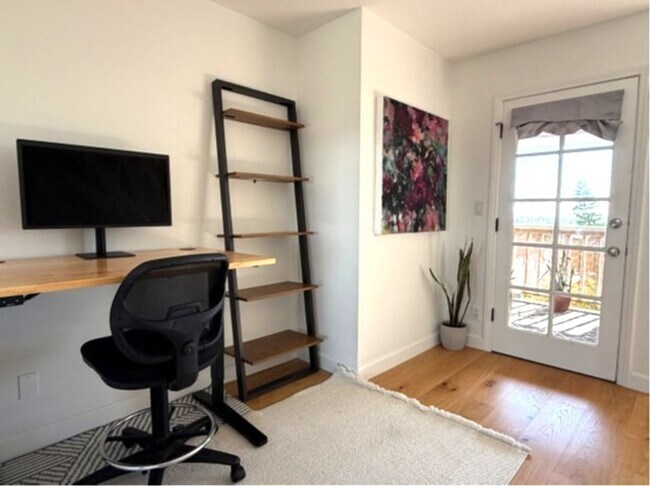 Building Photo - Multi-Level 2 bed plus bonus room townhome in South Redondo Beach – Available for 6–12 Months