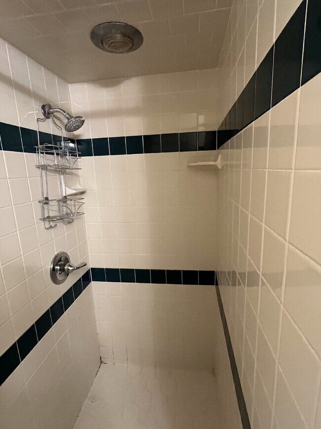 Building Photo - "Charming 3-Bedroom with 2 Full Baths in L...
