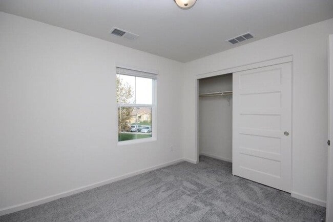 Building Photo - 3 Bed Home in Gated Elk Grove Community
