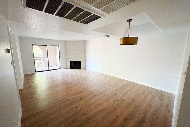 Building Photo - Luxury Scottsdale Condo: Modern Comfort in...