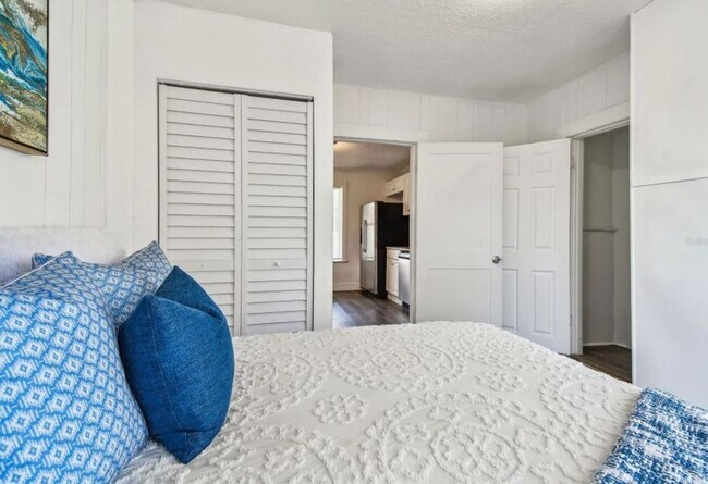 Building Photo - Housing Voucher Accepted: Charming 4-Bedroom Home in Saint Petersburg