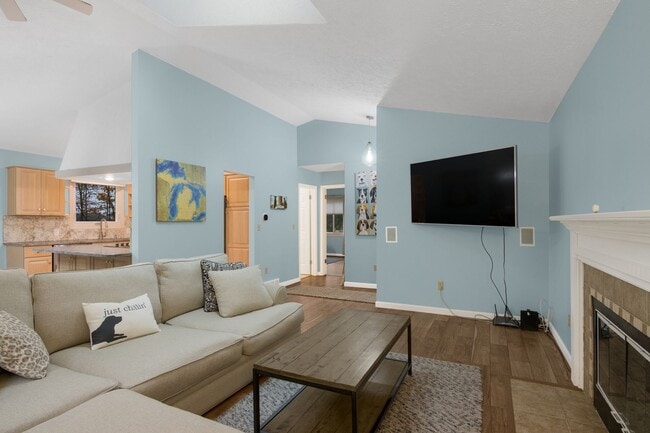 Building Photo - Charming Home at the Base of Old Mission Peninsula