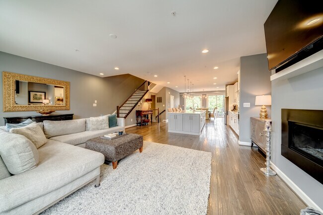 Building Photo - 1521 Ribbon Limestone Terrace SE