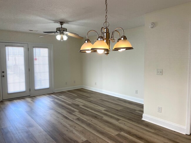 Building Photo - 3 Bedroom, 2.5 Bath Town Home - Large Back...