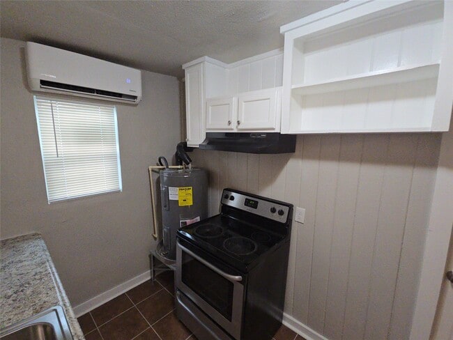 Building Photo - 3335 Tuam St