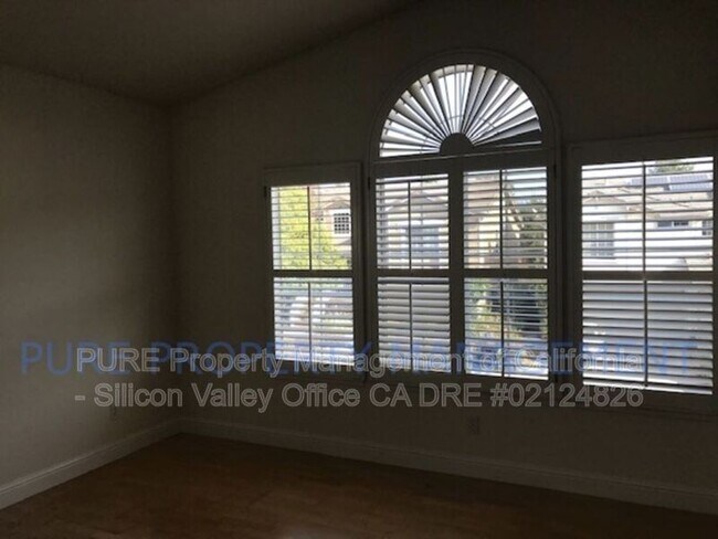 Building Photo - 587 Skypark Dr