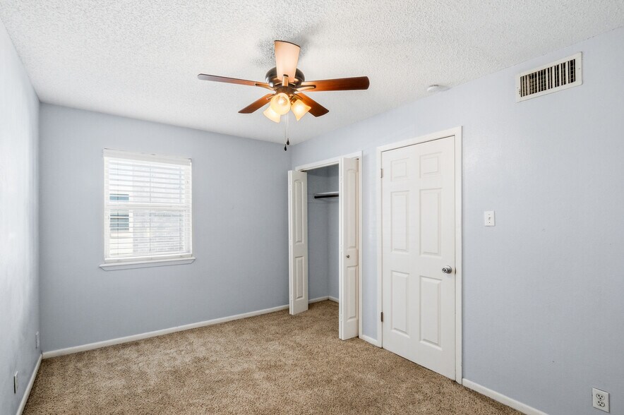 Building Photo - 202 Teakwood Dr