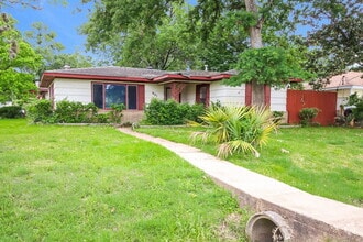 Building Photo - 901 Westmont Dr
