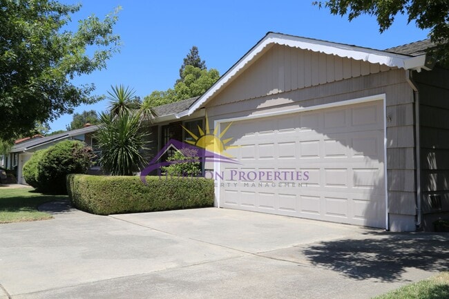Building Photo - Unique 3 Bed 2 Bath + 2 bonus rooms 1,639 ...
