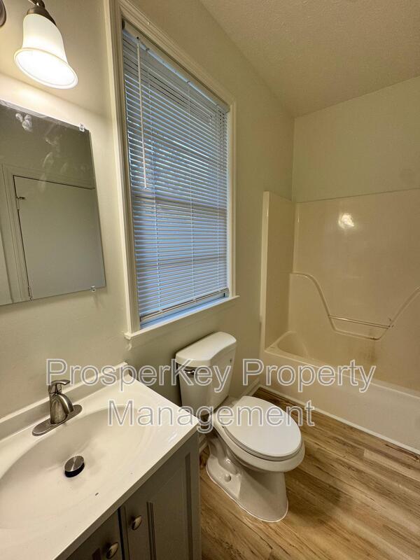 Building Photo - 3622 Vivian Ln