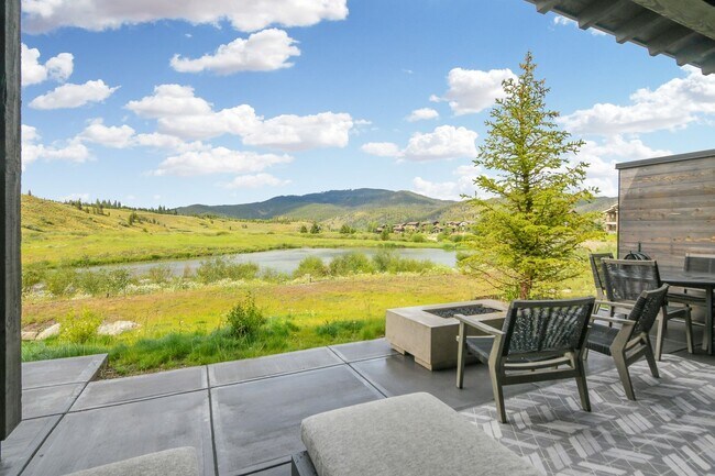 Building Photo - Luxury ski season rental is an entertainer...