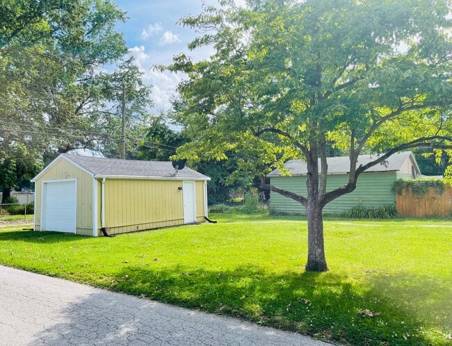 Building Photo - Charming 2-Bedroom Home with Bonus Room on...