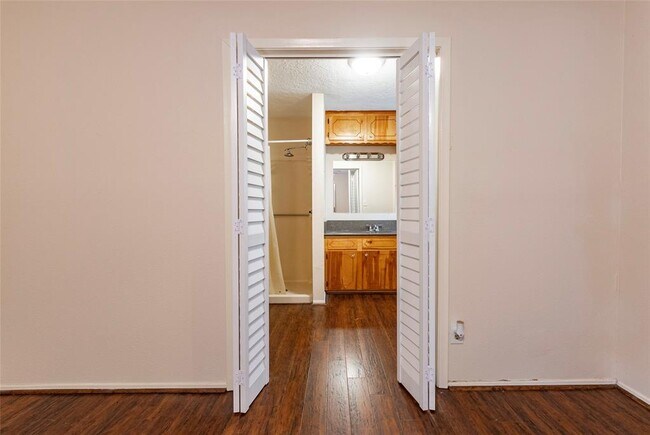 Building Photo - 5383 Wilson Ave