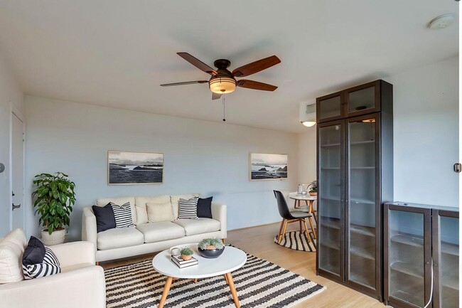Building Photo - Beautifully Renovated 1BR, 1 Bath Apt in B...