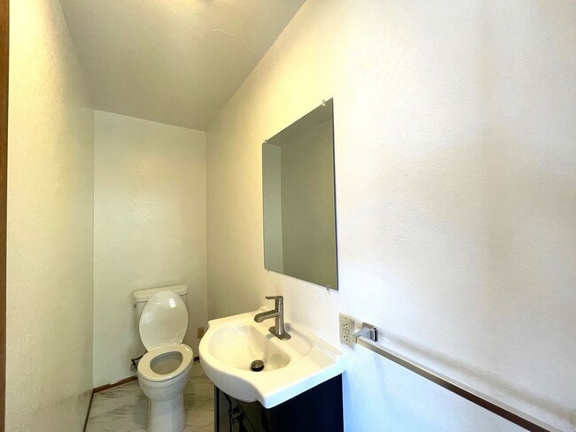 Building Photo - Newly Renovated 4BR / 2.5BA Home with Partial Bay Views.