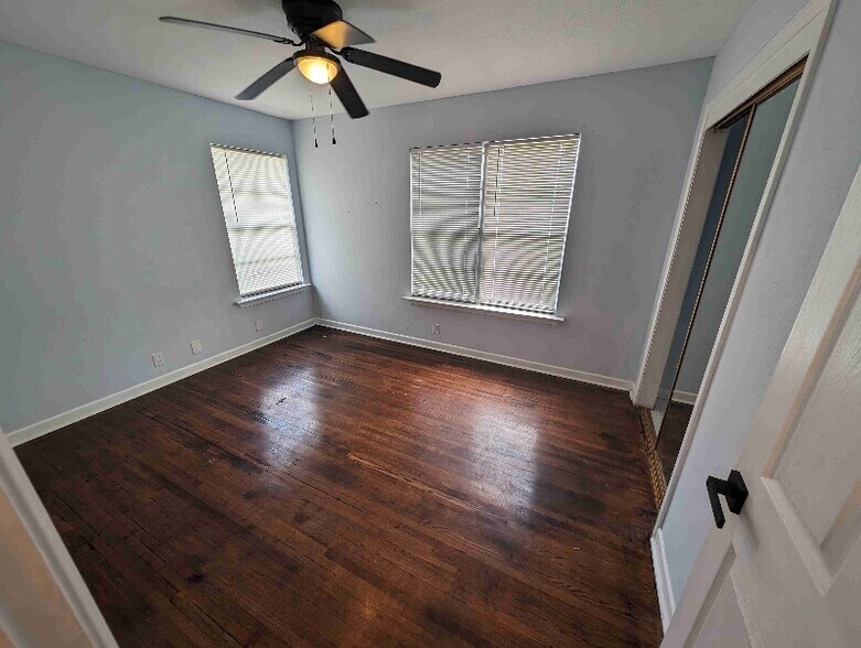 Building Photo - 339 W Bedford Ave