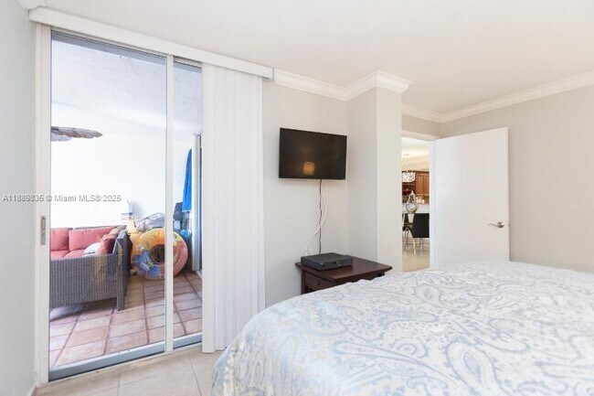 Building Photo - 5880 Collins Ave
