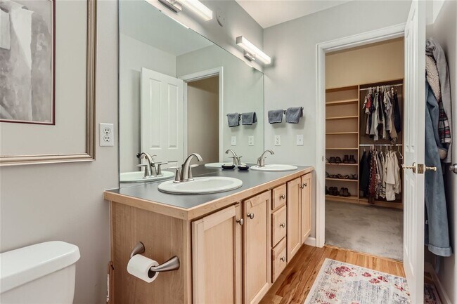 Building Photo - Stunning Downtown Loft w/23 ft. Ceilings -...