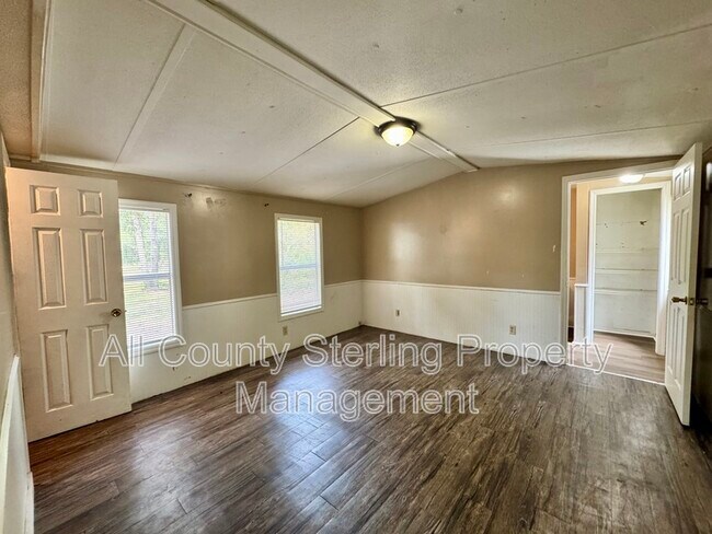 Building Photo - 137 SW Piston Glen