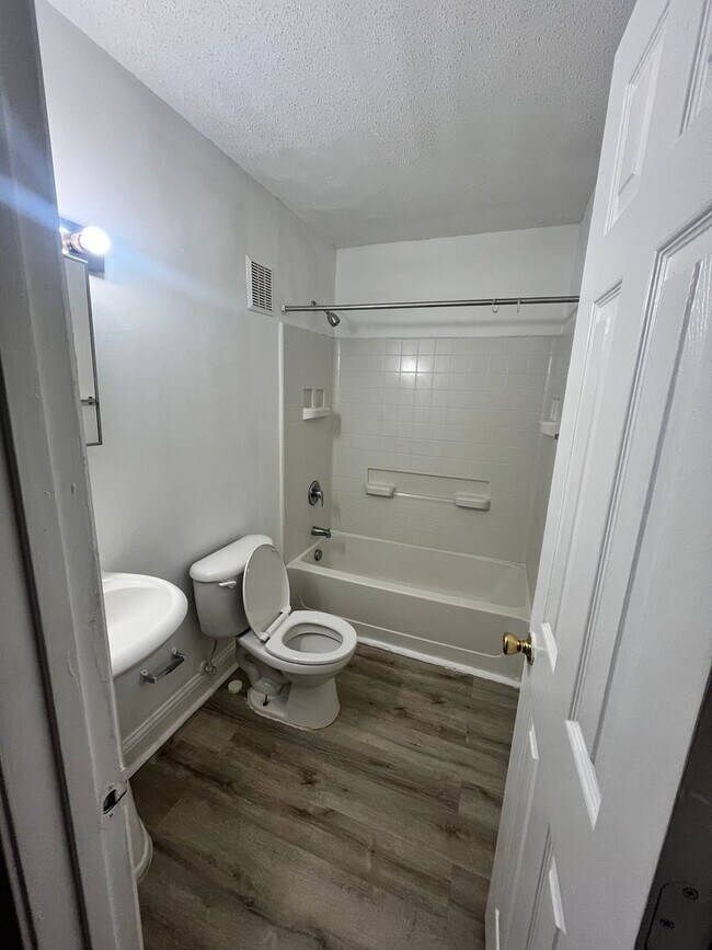 Building Photo - Comfortable 2-Bed, 1-Bath with Central Air...