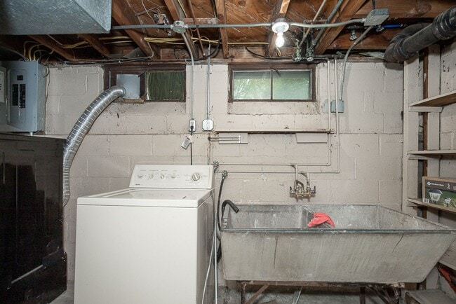 Building Photo - 3 Bed/1.5 Bath Single Family Home!