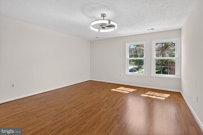 Building Photo - 15 Friendswood Ct