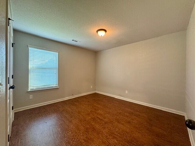 Building Photo - 306 Lion Dr N