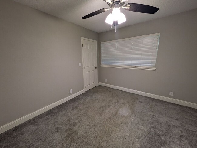 Building Photo - 2755 Evangeline Dr