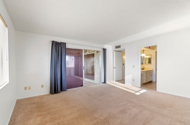 Building Photo - 524 N Dodge Blvd
