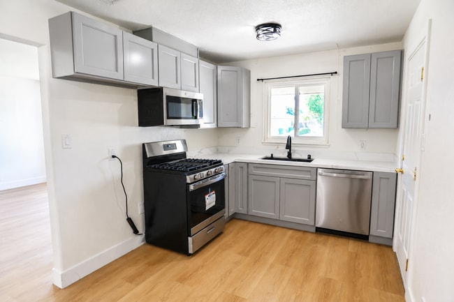 Building Photo - Adorable 1 Story Home For You, 2 weeks free rent