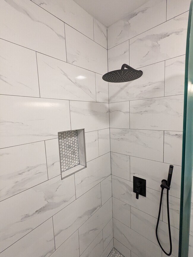 Building Photo - 615 E Thompson St