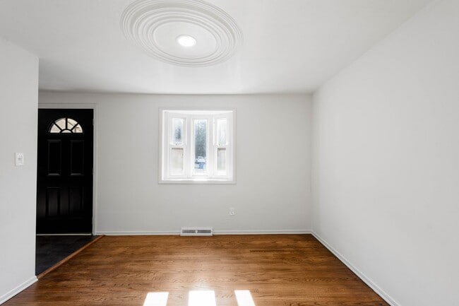 Building Photo - AVAILABLE NOW – Move In Today! NEWLY RENOV...