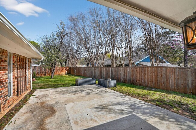 Building Photo - Spacious 3 Bedroom + Office Home with Two Living Areas – Quiet Cul-de-Sac – Available April 1