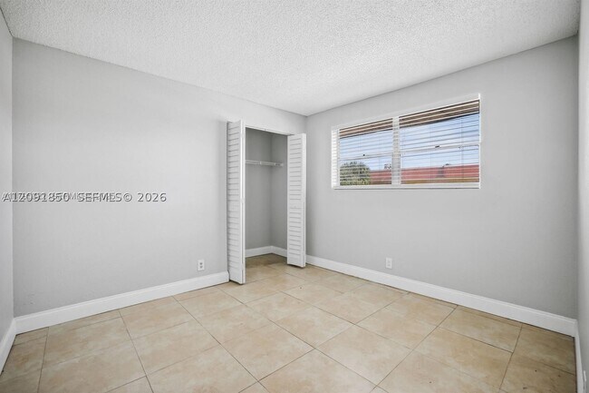 Building Photo - 850 E Commercial Blvd