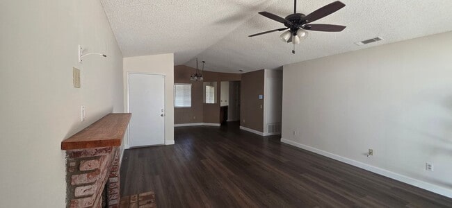 Building Photo - Two Bedroom, Two Bathroom Home in Beaumont!