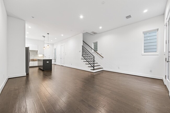 Building Photo - 5841 Dolores St