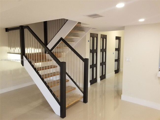 Building Photo - 907 NE 27th Ave