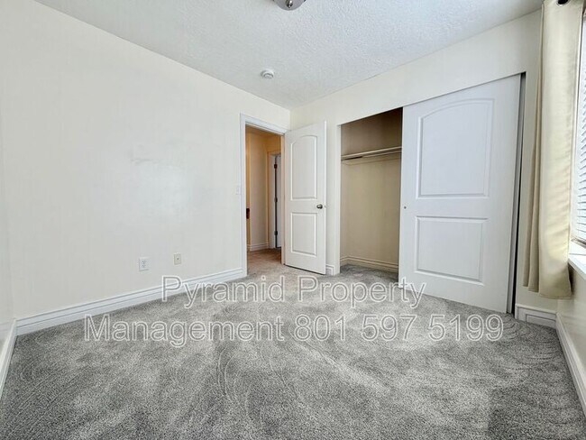 Building Photo - 6935 Traveler Ln