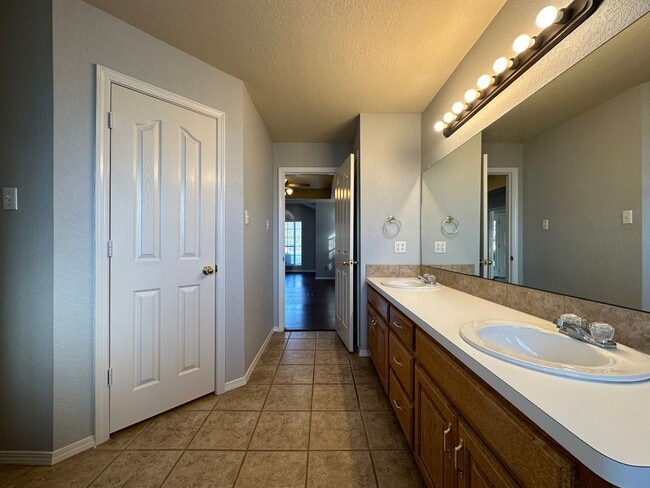 Building Photo - Gorgeous Brick Home for Rent! - 3 Bedroom, 2 Bath, 2 Car garage - 1,797 sf