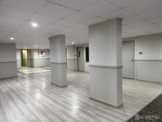 Building Photo - 10 N Wood Ave