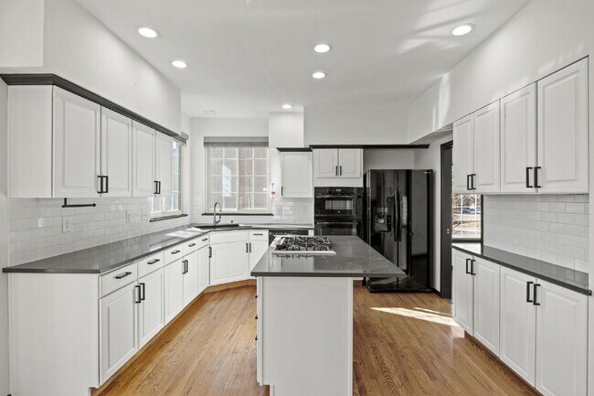 Building Photo - Huge Open-Concept Home in the Vibrant Briargate Neighborhood!