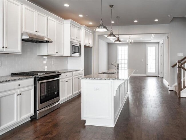 Building Photo - 3 bed 2.5 bath - Luxury Living Meets Subur...