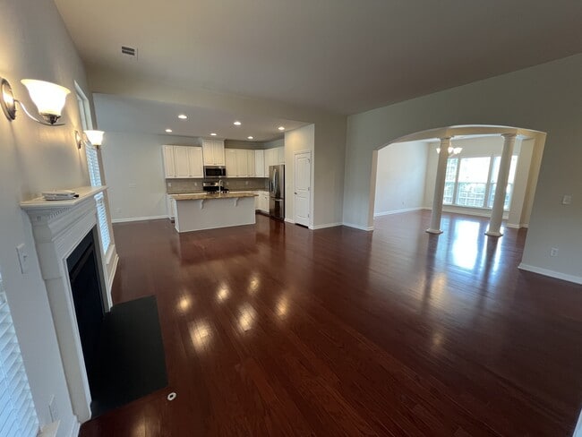Building Photo - 447 Warren Hill Dr